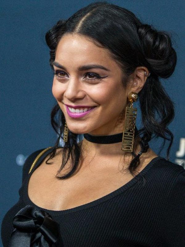 Vanessa Hudgens Dağınık Çift Topuz Saç Modeli