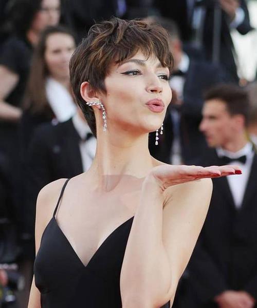 Ursula Corbero'nun Dalgalı Kısa Saç Modeli