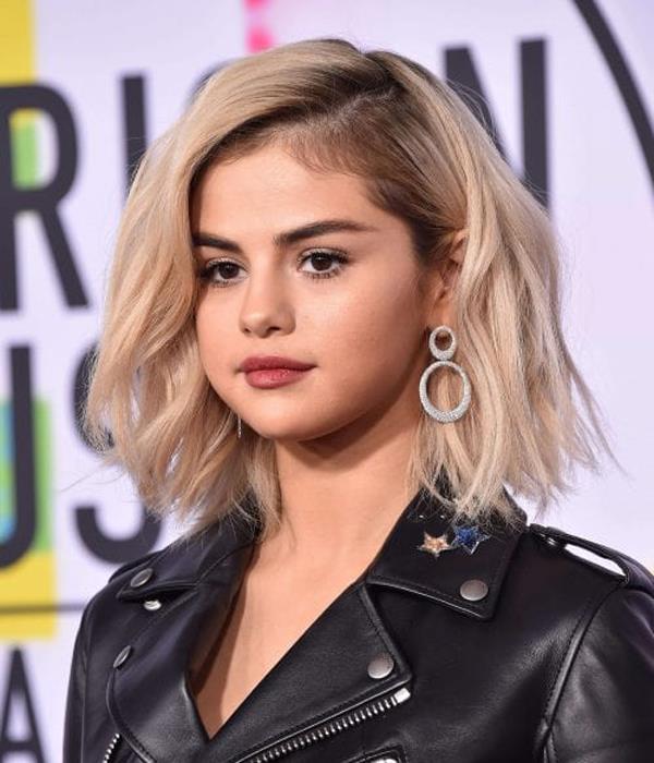 Selena Gomez'in Sarı Boyalı Saç Modeli