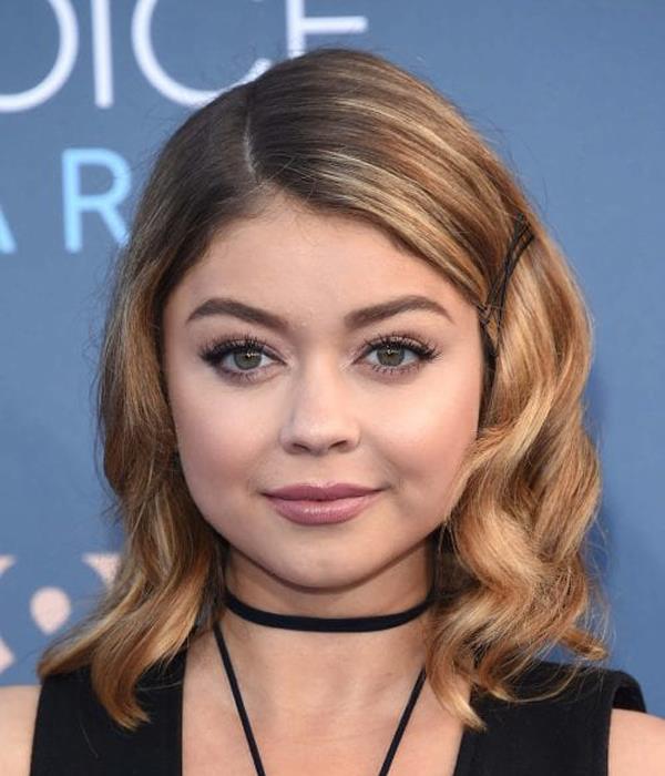 Sarah Hyland'ın Yan Ayrılmış Uzun Bob Saç Modeli