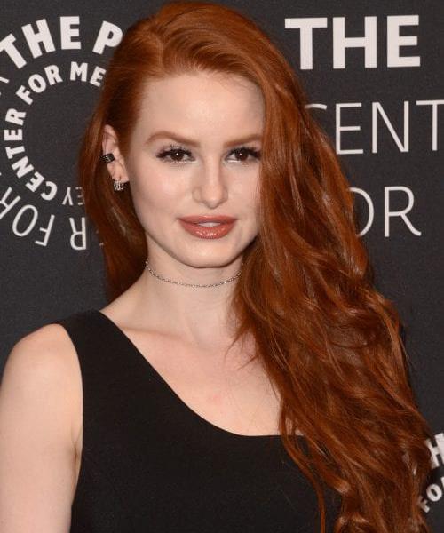 Madelaine Petsch'in Doğal Bukleli Saç Modeli