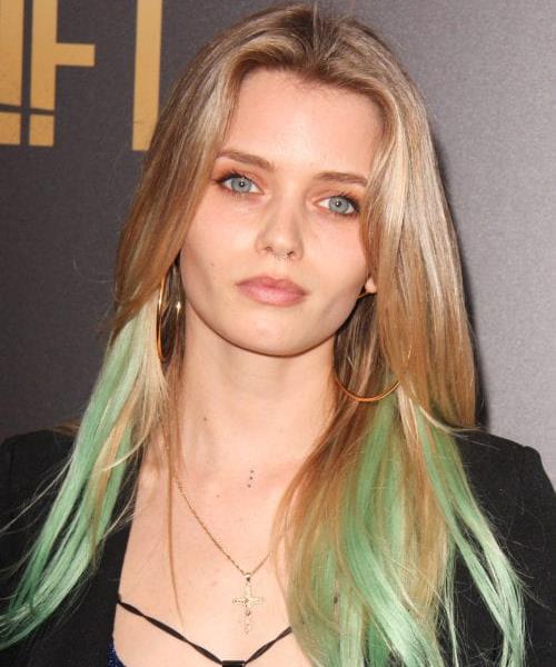 Abbey Lee'nin Yeşil Undercolor Saç Modeli