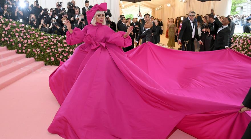 Lady Gaga'nın Uzun Kuyruklu Fuşya Elbise ve şapkası